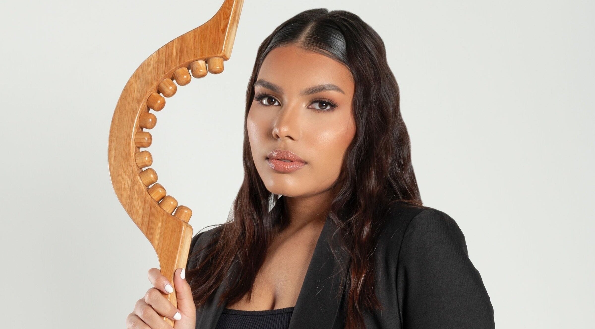 Mujer sosteniendo herramienta de masaje en Hiatus Spa, Valencia, Carabobo, VE.