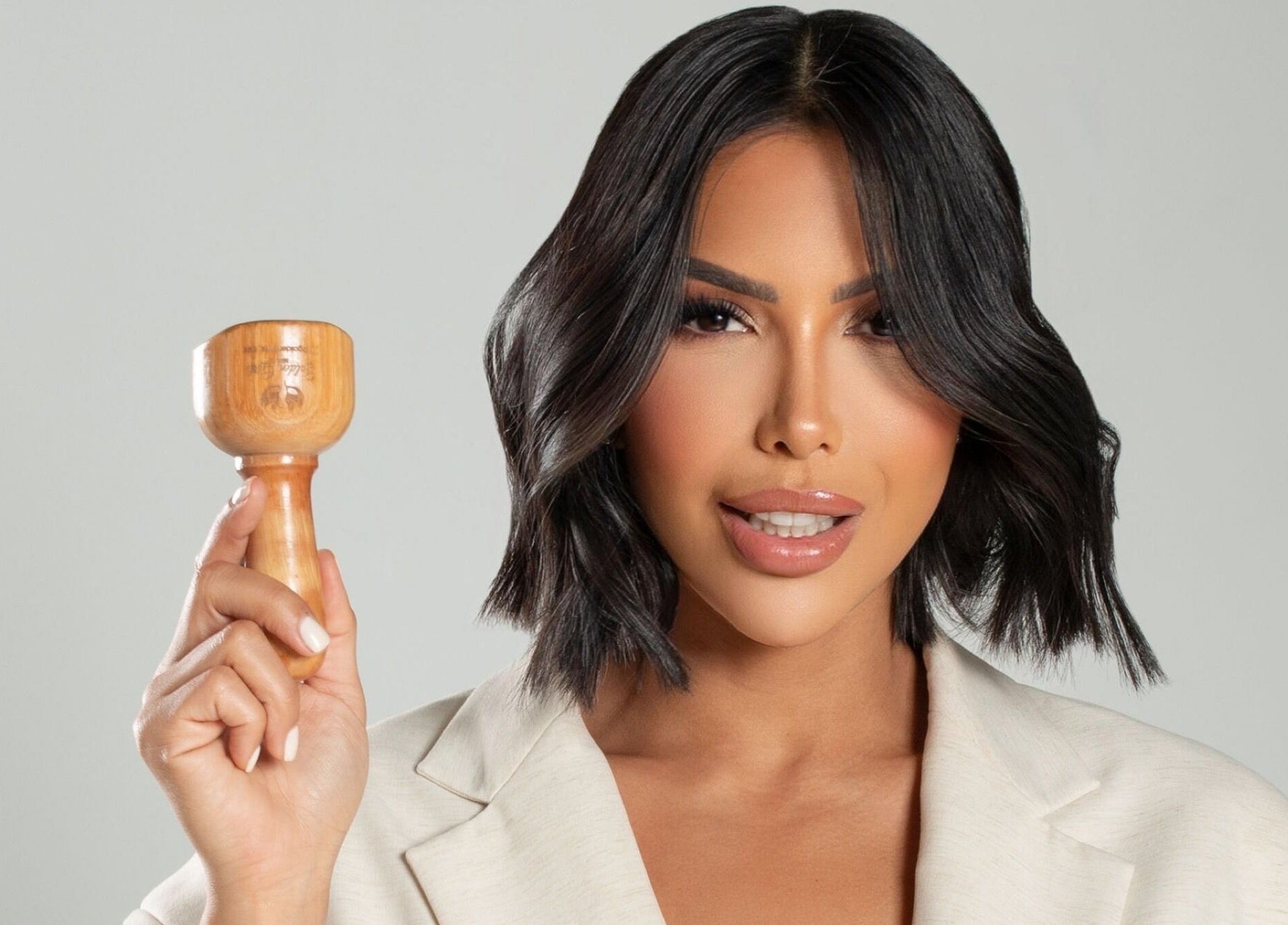 Mujer sosteniendo herramienta de masaje en Hiatus Spa, Valencia, Carabobo, VE para bienestar y relajación.