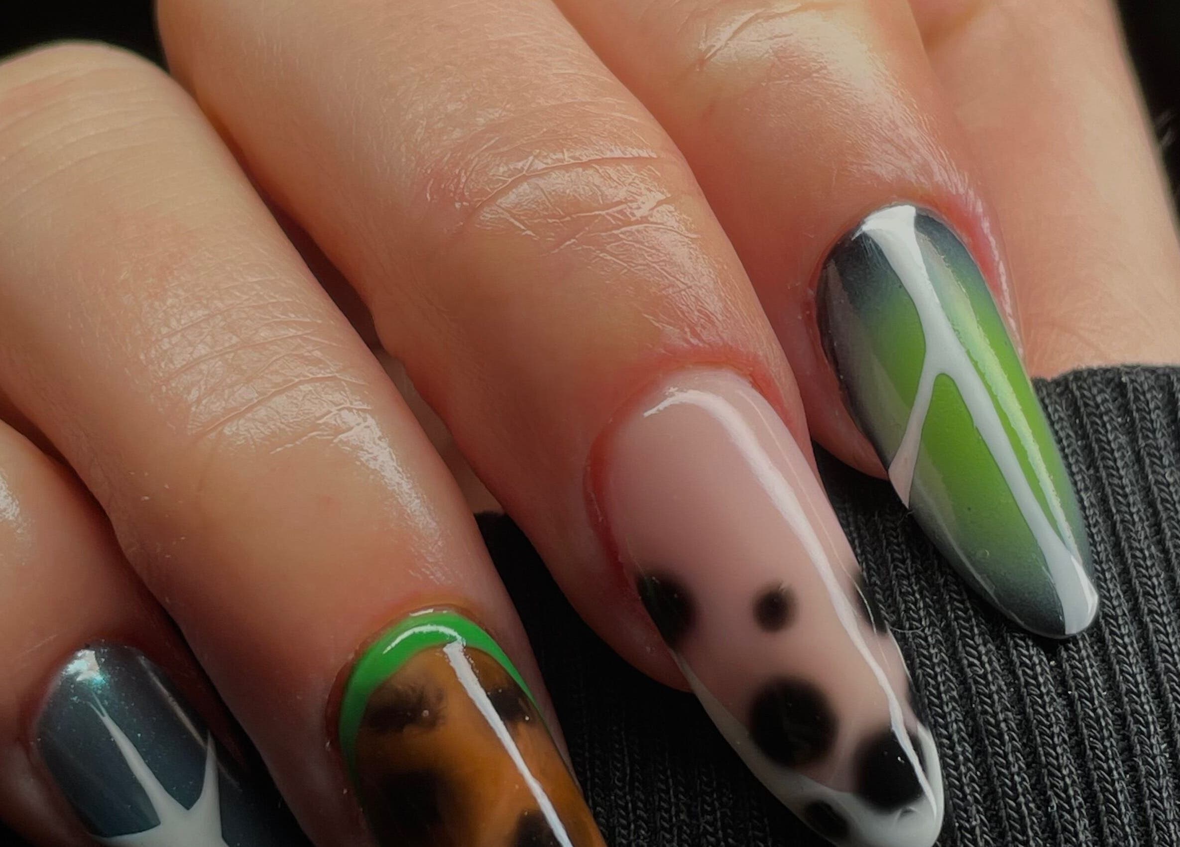 Design artistique des ongles chez Thenailkclp à Rouen, Normandie, FR, montrant des motifs colorés et modernes.