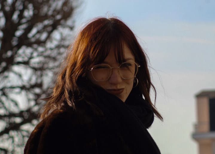 Client souriant avec style hivernal devant Thenailkclp à Rouen, Normandie, FR.