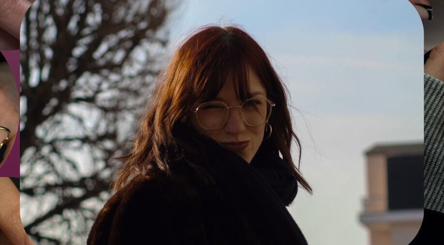 Client souriant avec style hivernal devant Thenailkclp à Rouen, Normandie, FR.