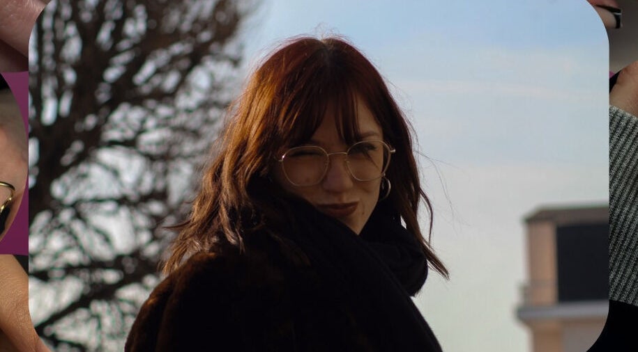 Client souriant avec style hivernal devant Thenailkclp à Rouen, Normandie, FR.