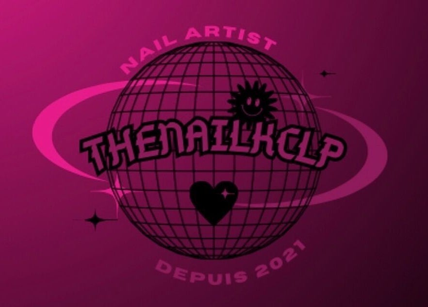 Logo Thenailkclp, salon à Rouen, Normandie, FR, avec globe rose et détails artistiques.