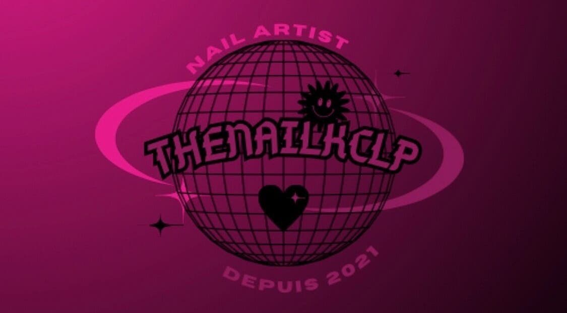 Logo Thenailkclp, salon à Rouen, Normandie, FR, avec globe rose et détails artistiques.