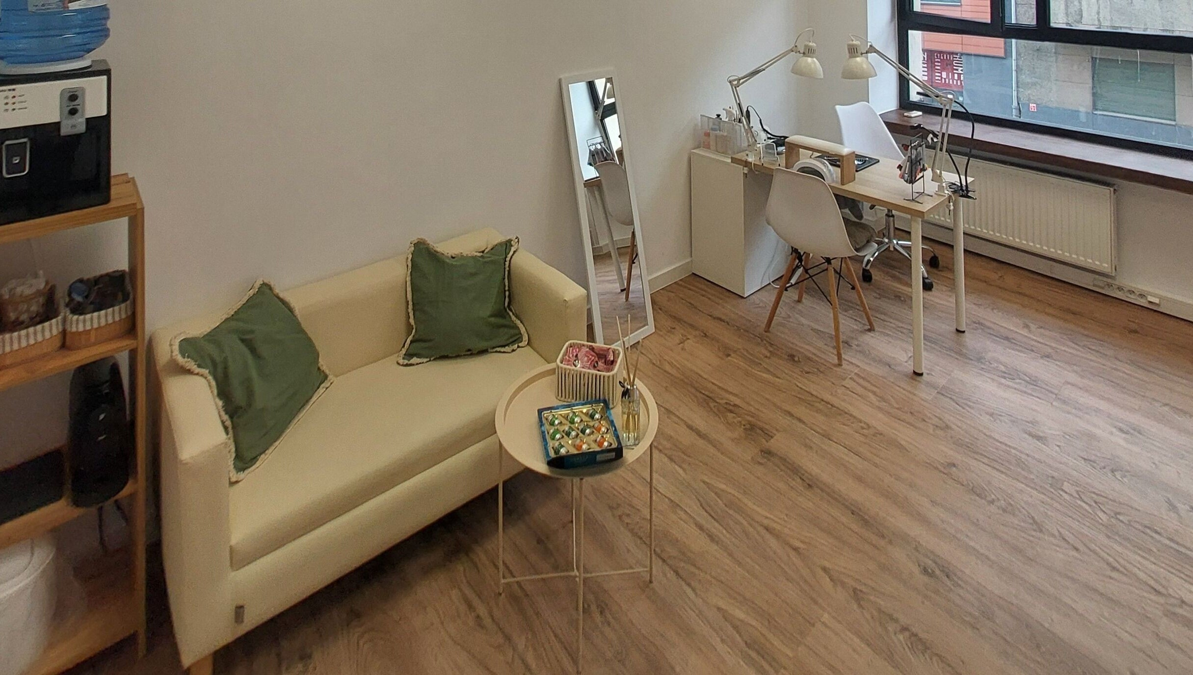 Стильний інтер'єр Studio manicure VD у Łódź, Województwo Łódzkie, PL з диваном та дзеркалом.
