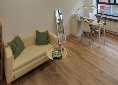 Стильний інтер'єр Studio manicure VD у Łódź, Województwo Łódzkie, PL з диваном та дзеркалом.