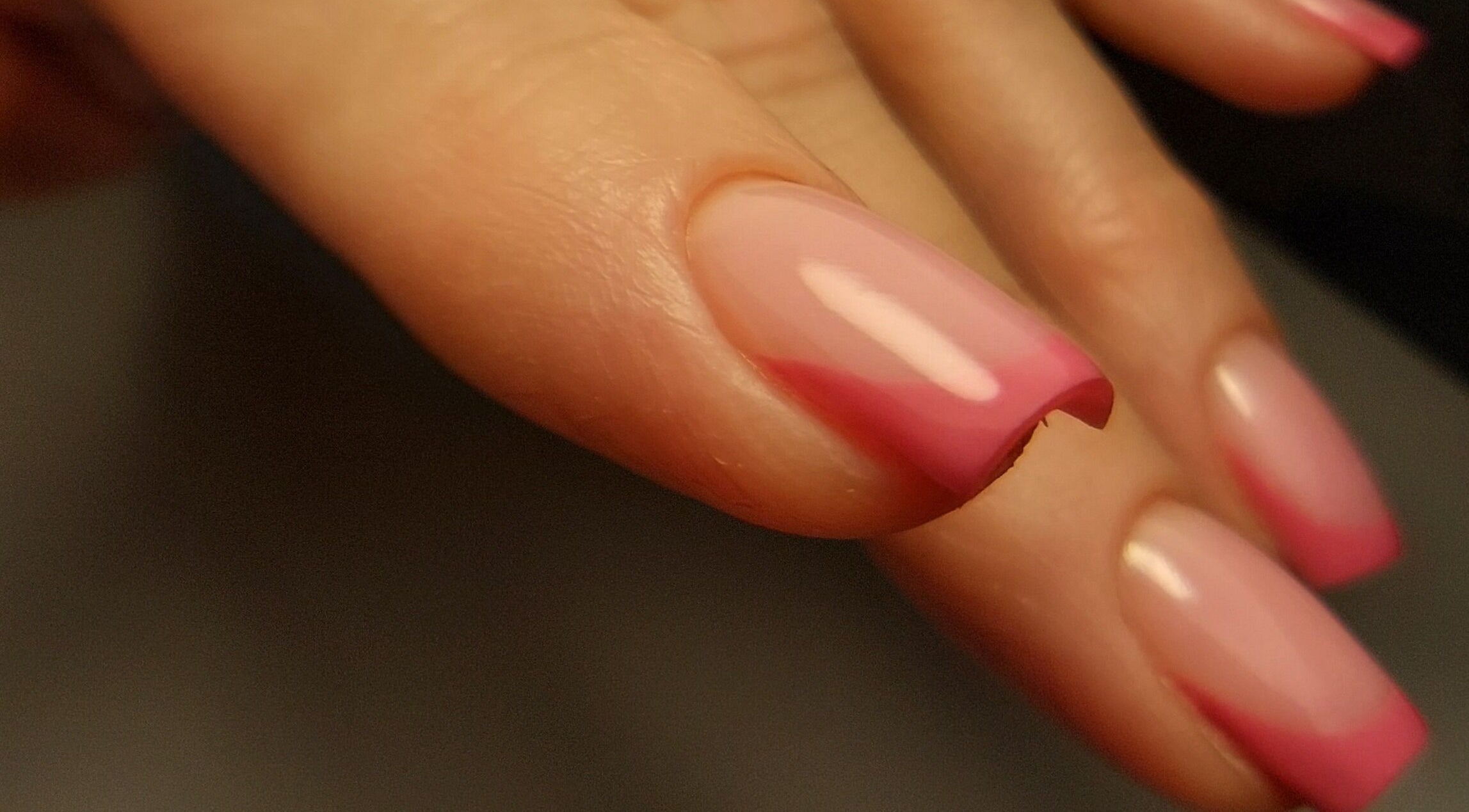 Елегантний манікюр у Studio manicure VD, Łódź, Województwo Łódzkie, PL. Рожевий градієнтний дизайн.