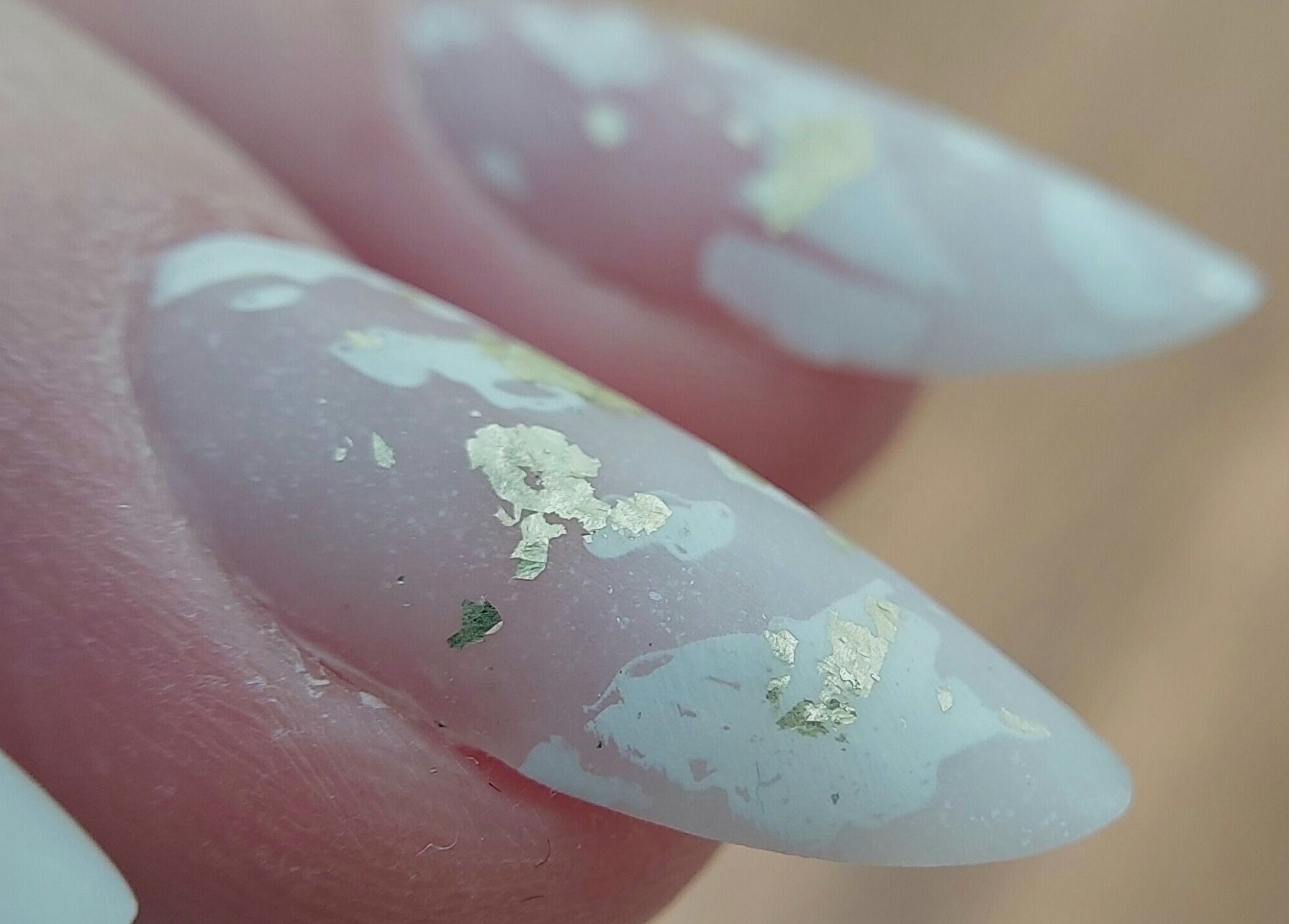 Детальний вигляд золотистого манікюру в Studio manicure VD, Łódź, Województwo Łódzkie, PL.