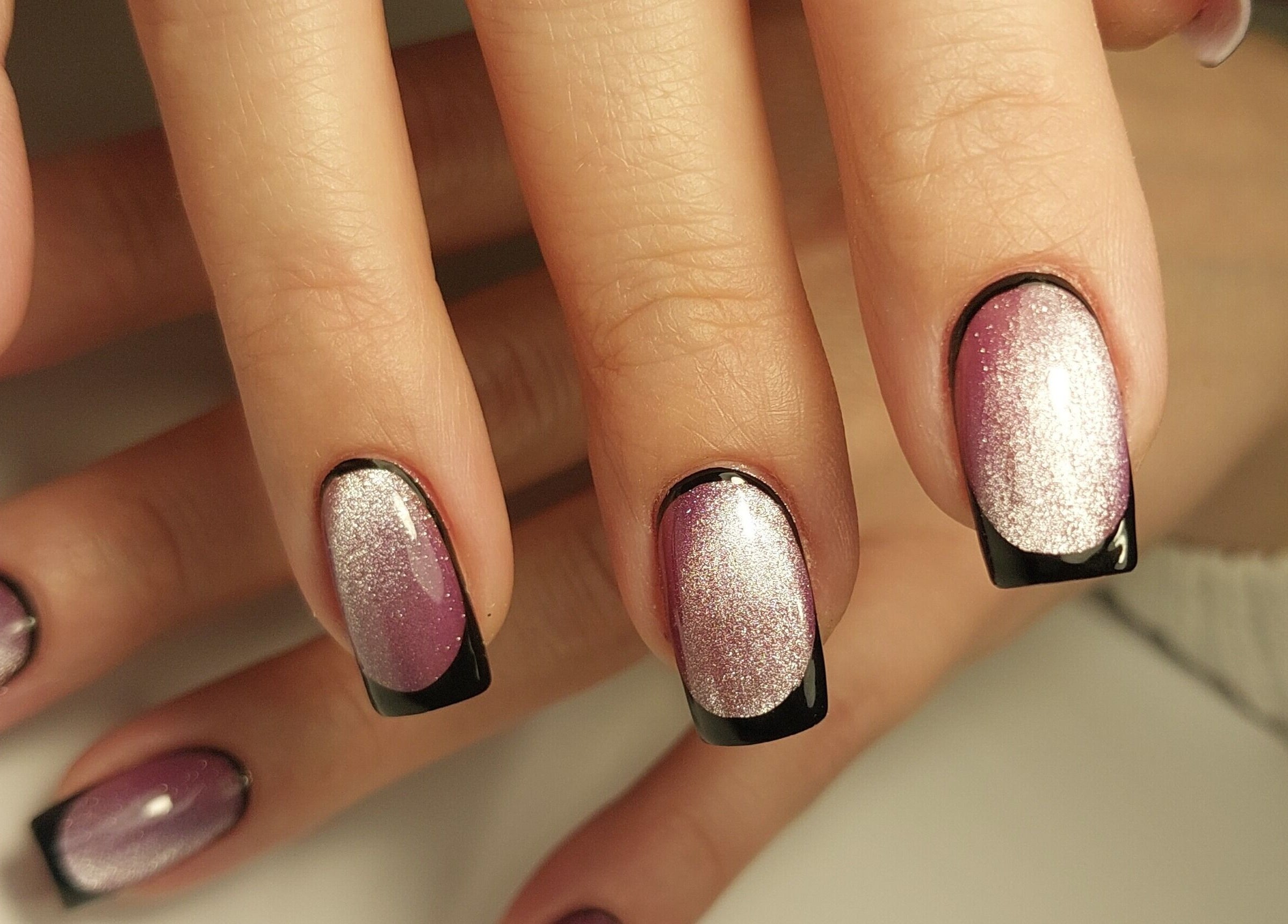 Гламурний манікюр у Studio manicure VD, Łódź, Województwo Łódzkie, PL з блискучим фіолетовим градієнтом.