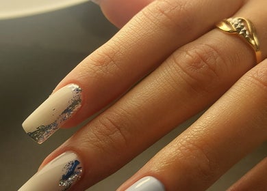 Елегантний манікюр в студії manicure VD, Łódź, Województwo Łódzkie, PL, зі сріблястим декором.