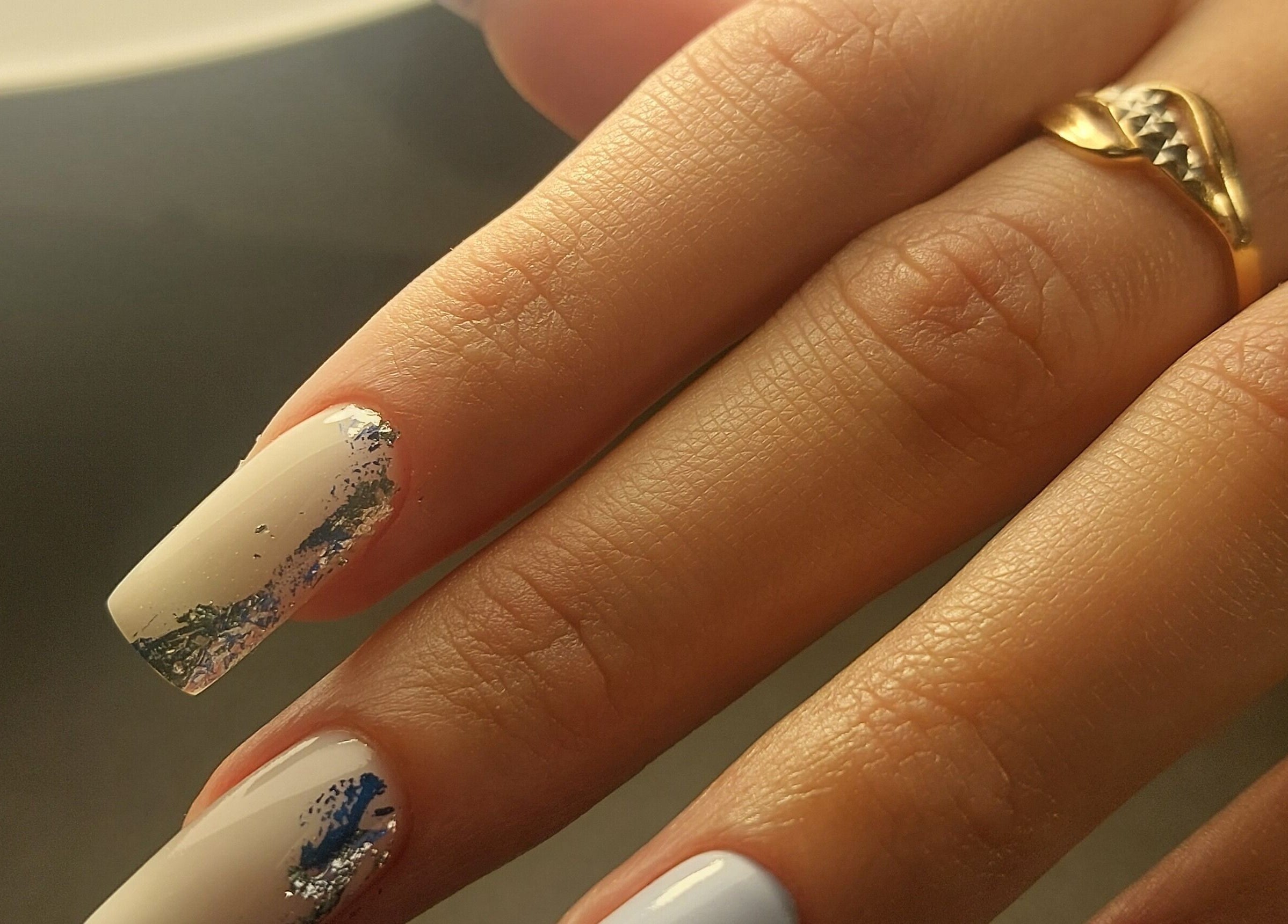 Елегантний манікюр в студії manicure VD, Łódź, Województwo Łódzkie, PL, зі сріблястим декором.