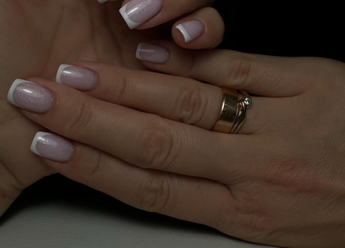 Французький манікюр у Studio manicure VD, Лодзь, Войводство Лодзьке, PL, елегантний рожевий відтінок.