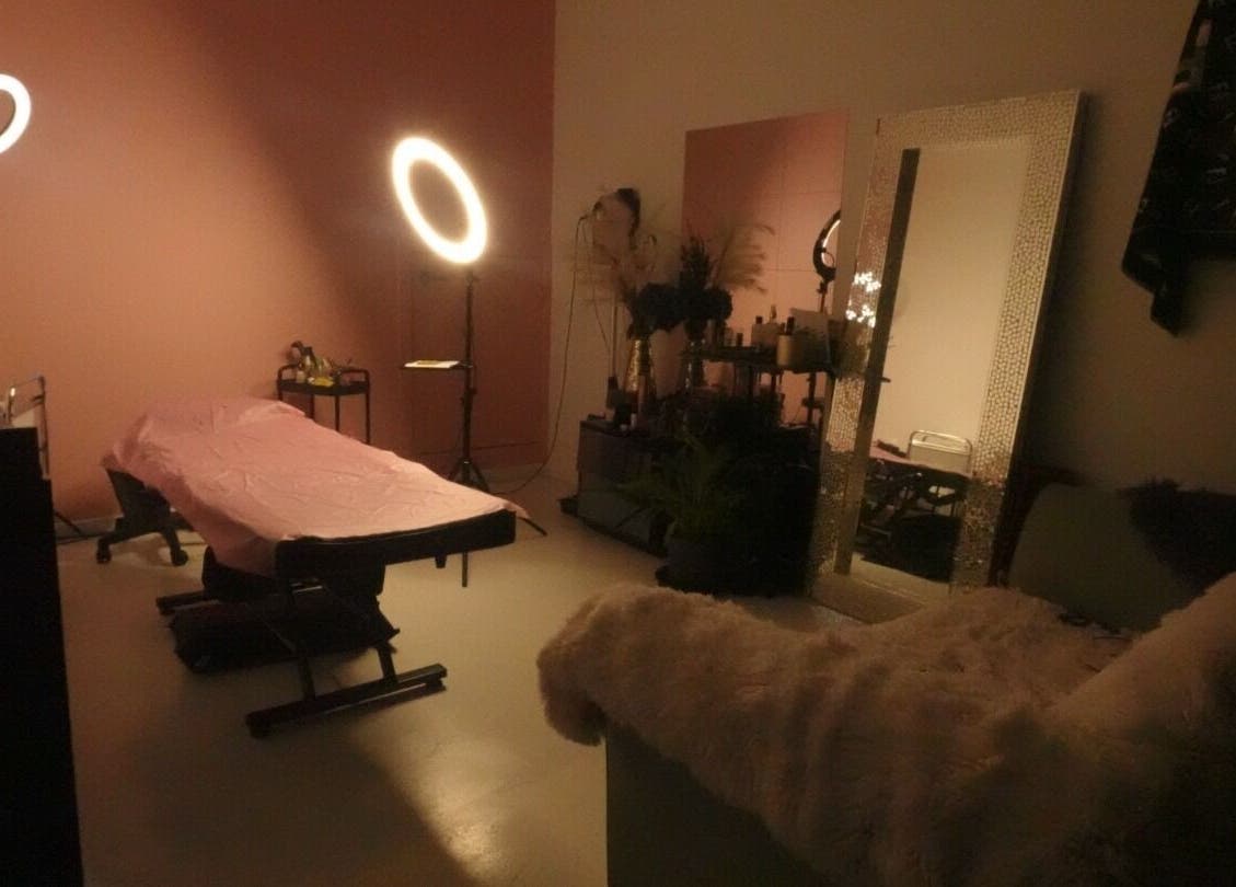 DazznAesthetics cozy treatment room in Strathnairn, ACT, AU with a pink therapy bed and warm lighting.