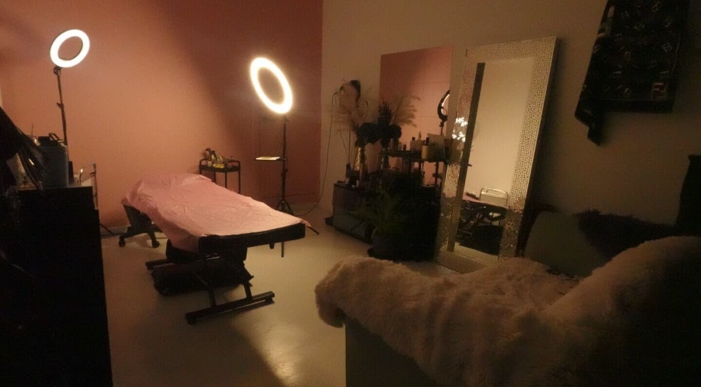DazznAesthetics cozy treatment room in Strathnairn, ACT, AU with a pink therapy bed and warm lighting.