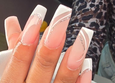 Arte de uñas elegante con detalles brillantes en Alis Studio, Porto, Porto, PT.