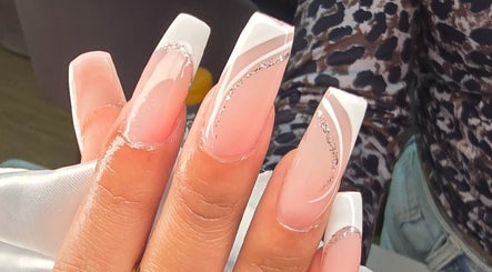 Arte de uñas elegante con detalles brillantes en Alis Studio, Porto, Porto, PT.