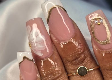 Diseño de uñas rosadas con detalles dorados en Alis Studio, Porto, Porto, PT.