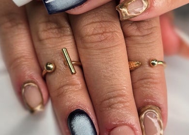Manicura elegante en Alis Studio, Porto, Porto, PT con esmalte metálico y joyería contemporánea.