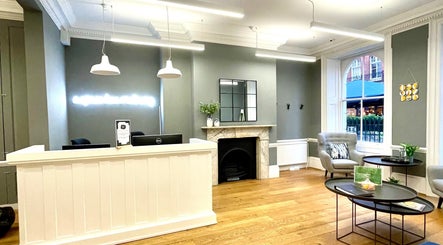 Elegant reception at Wellbeing Massage & Pain Relief in Covent Garden, London, England, GB with cozy seating.