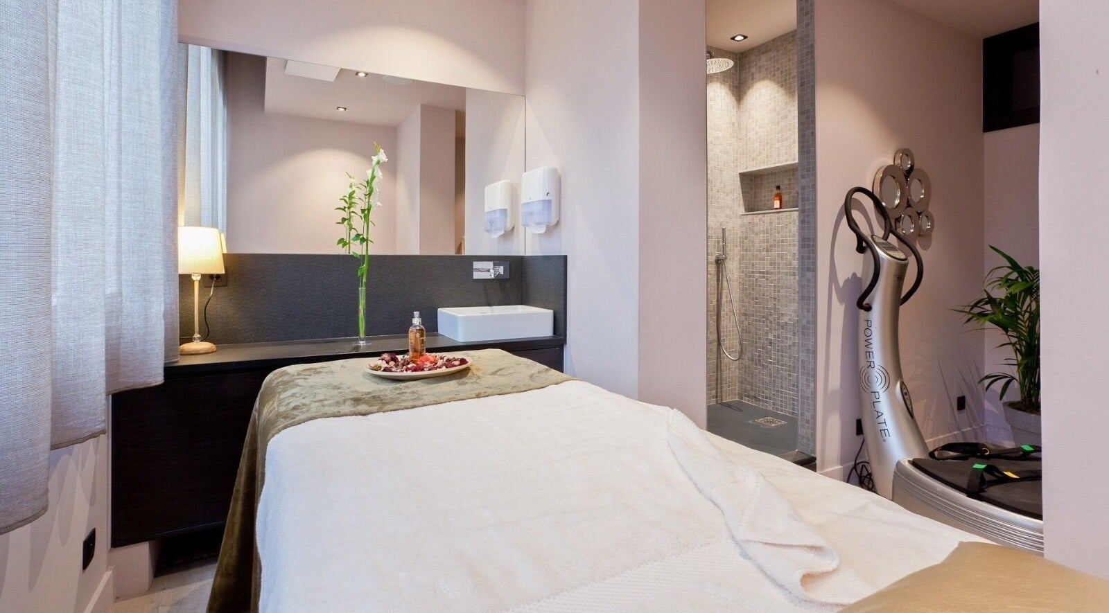 Sala de tratamiento en Brazilian Body Care, Barcelona, Catalunya, ES. Ambiente relajante con decoración moderna.