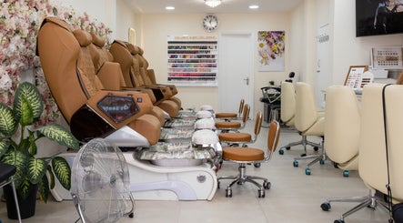 Planet Nails