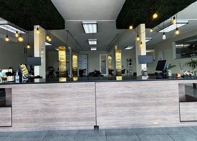 Recepción moderna de Natalia Nieves Salon en Caguas, Caguas, PR, con decoración elegante y detalles dorados.