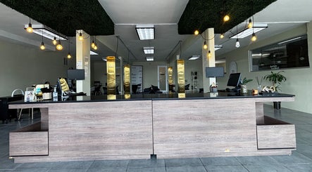 Recepción moderna de Natalia Nieves Salon en Caguas, Caguas, PR, con decoración elegante y detalles dorados.