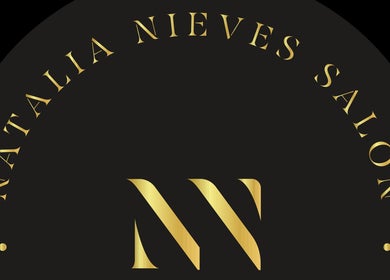 Logotipo dorado de Natalia Nieves Salon, en Caguas, Caguas, PR, destacando elegancia y lujo.