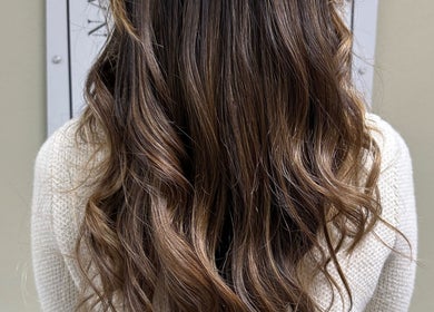 Peinado ondulado brillante en Natalia Nieves Salon, Caguas, Caguas, PR, mostrando cabello castaño detallado.