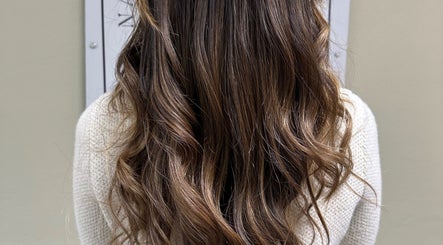 Peinado ondulado brillante en Natalia Nieves Salon, Caguas, Caguas, PR, mostrando cabello castaño detallado.