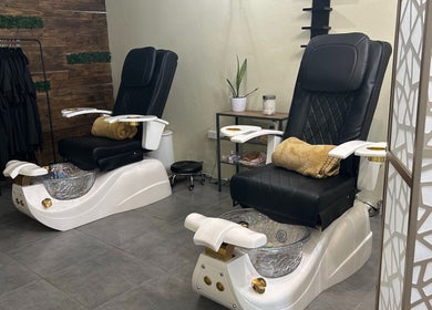 Sillones de pedicura en Natalia Nieves Salon, Caguas, Caguas, PR, con decoración elegante para relajación.