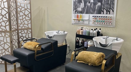 Lavacabezas moderno en Natalia Nieves Salon, Caguas, Caguas, PR, con productos de belleza de alta gama.