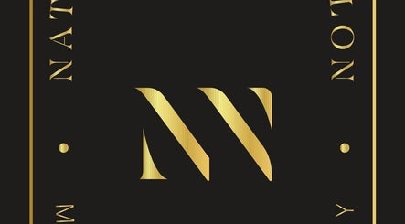 Logo elegante de Natalia Nieves Salon en Caguas, Caguas, PR, con diseño dorado sobre fondo negro.