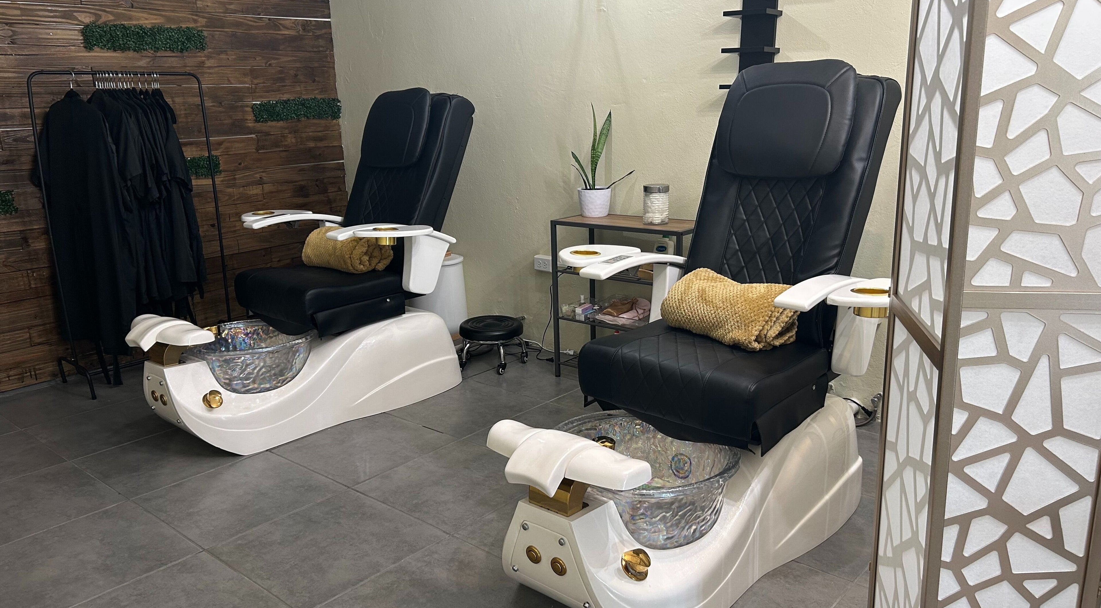 Sillas de pedicura en Natalia Nieves Salon, Caguas, Caguas, PR