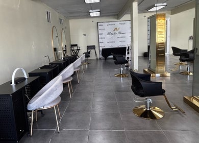 Interior del Natalia Nieves Salon en Caguas, Caguas, PR con sillas de estilista modernas.