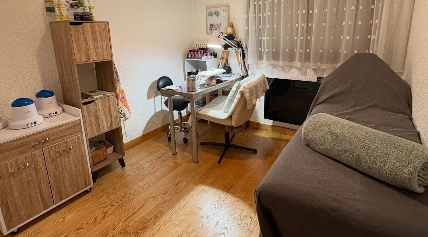 Salon moderne chez ROCK’N’BEAUTY BY JU, Sallanches, Auvergne-rhône-alpes, FR avec équipements élégants.