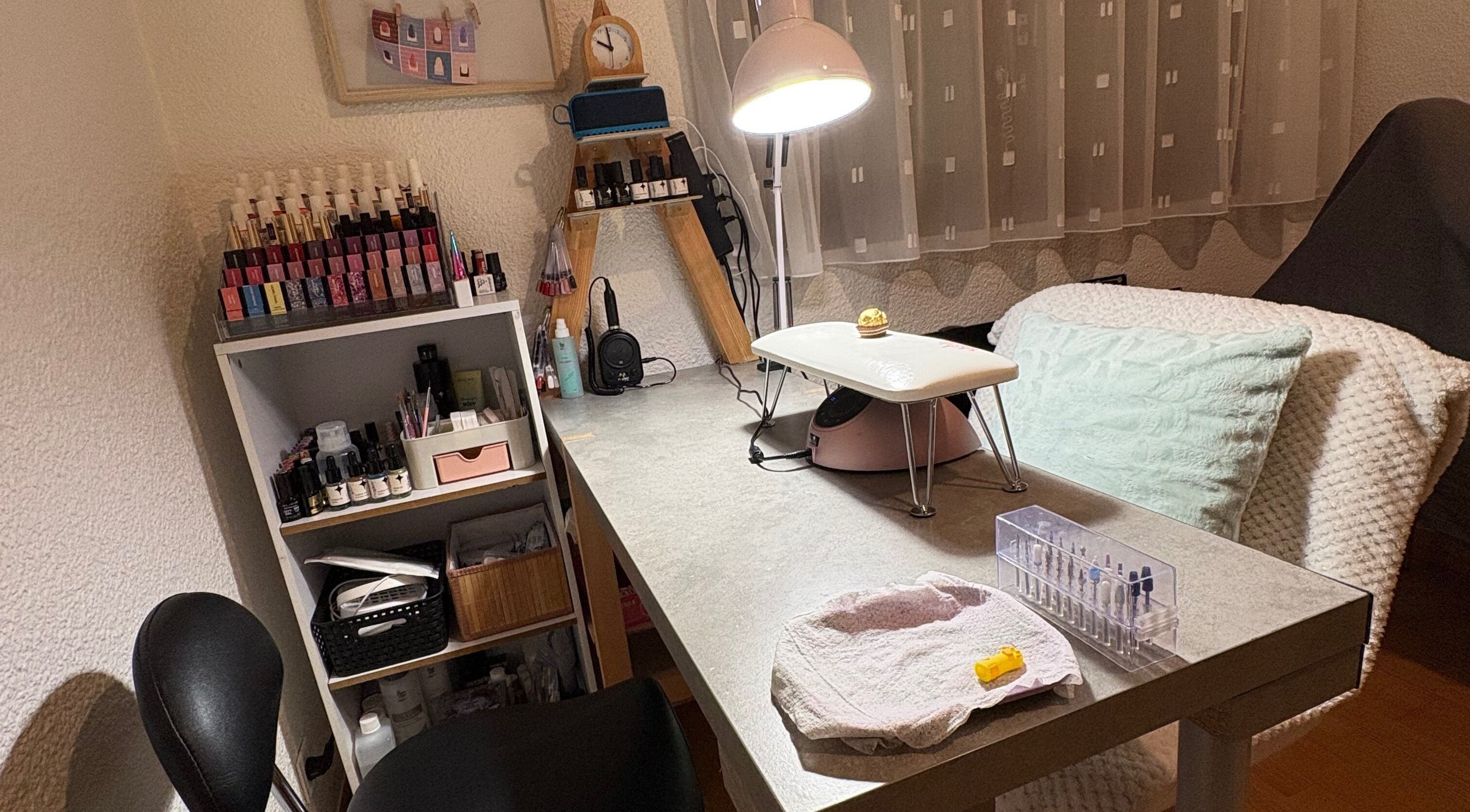 Station de manucure élégante chez ROCK’N’BEAUTY BY JU, Sallanches, Auvergne-rhône-alpes, FR.