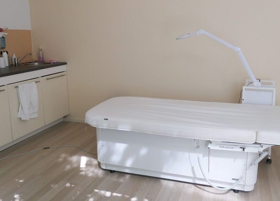 Rustige behandelkamer bij Be Silk Leiden, Zuid-holland, NL met een comfortabele massagetafel.