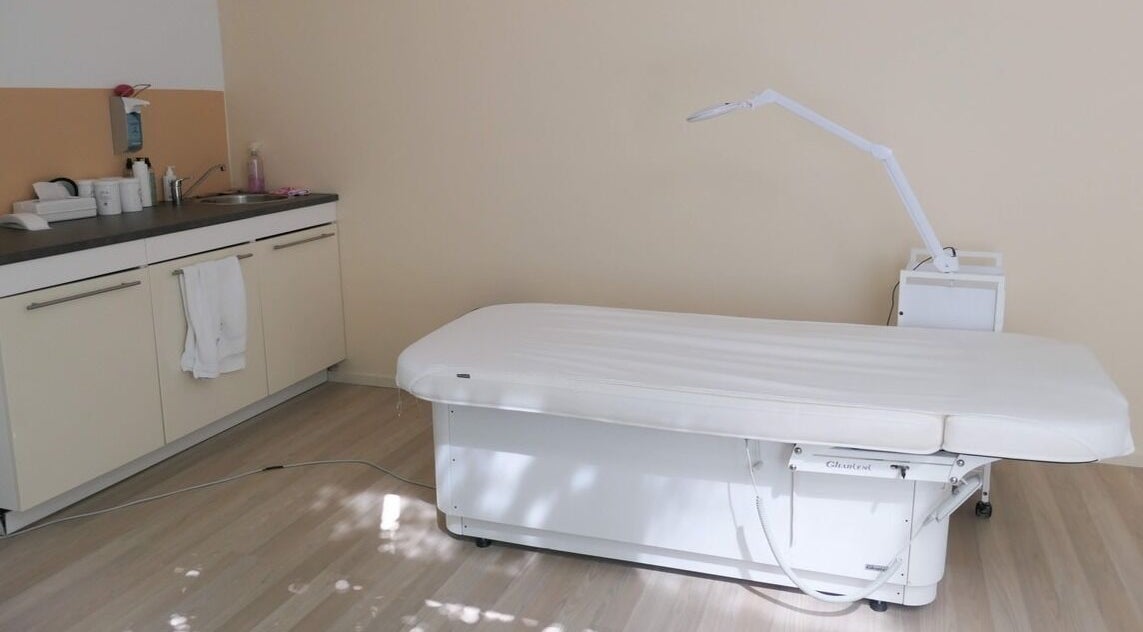 Rustige behandelkamer bij Be Silk Leiden, Zuid-holland, NL met een comfortabele massagetafel.