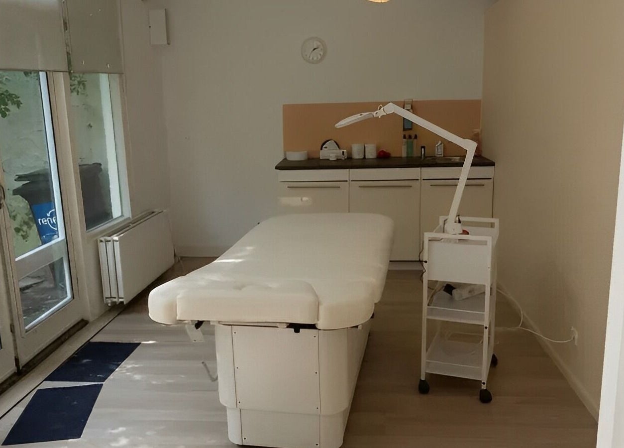 Riante behandelkamer bij Be Silk Leiden in Leiden, Zuid-holland, NL, met massagebank en moderne inrichting.