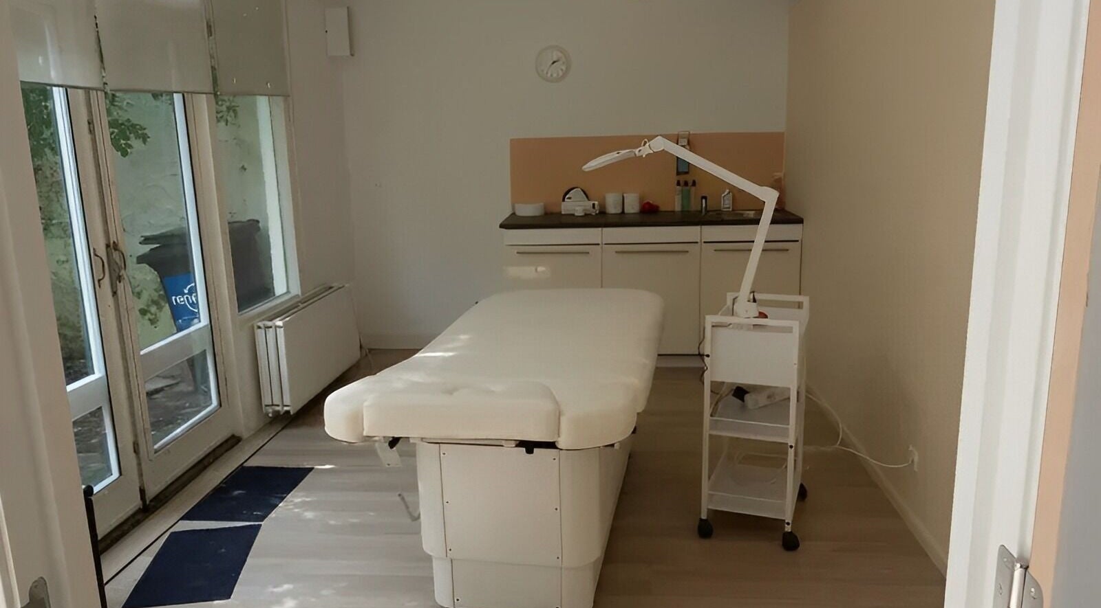 Riante behandelkamer bij Be Silk Leiden in Leiden, Zuid-holland, NL, met massagebank en moderne inrichting.