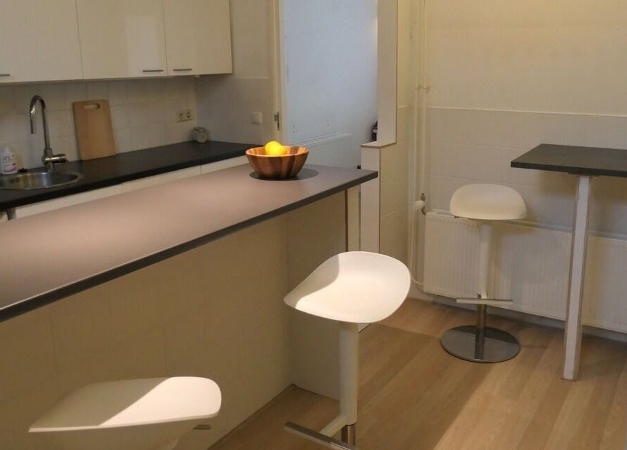 Moderne keuken in Be Silk Leiden, Zuid-holland, NL met stijlvolle witte meubels en fruitkom.