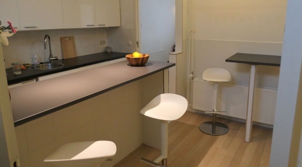 Moderne keuken in Be Silk Leiden, Zuid-holland, NL met stijlvolle witte meubels en fruitkom.