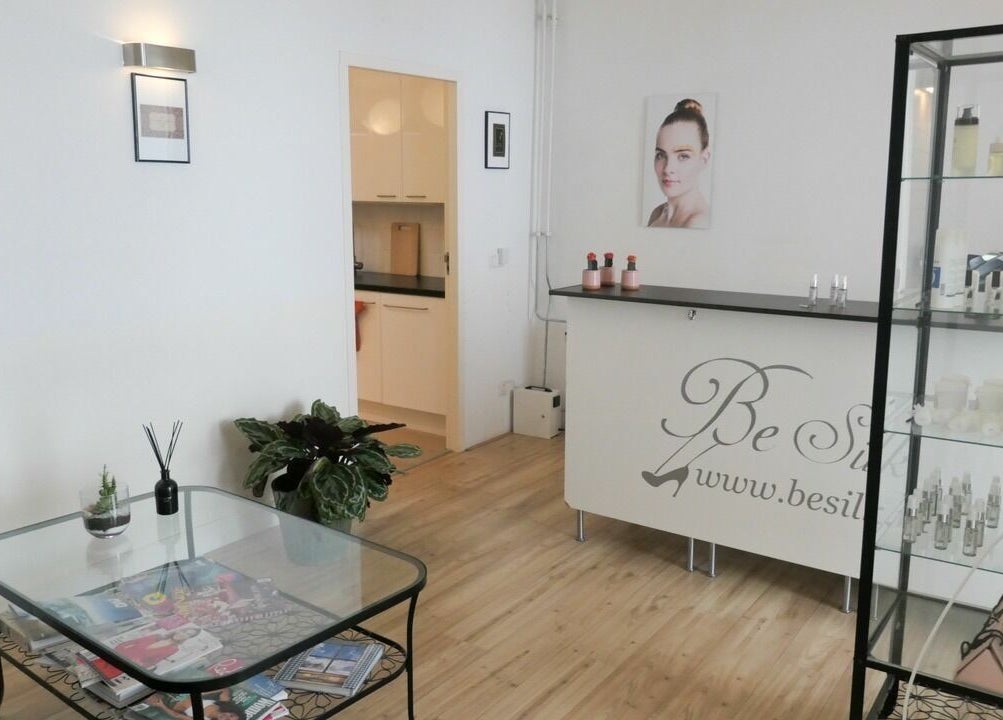 Ontvangstruimte van Be Silk Leiden in Leiden, Zuid-holland, NL met moderne inrichting en verlichte toonbank.