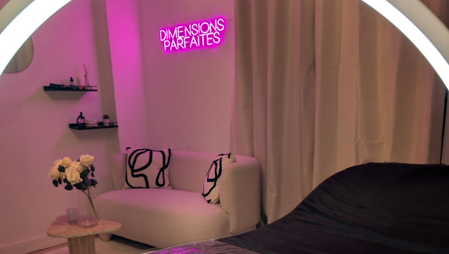 Salon élégant de Dimension Parfaite à Massy, Île-de-France, FR avec canapé et déco moderne.