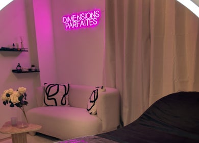Salon élégant de Dimension Parfaite à Massy, Île-de-France, FR avec canapé et déco moderne.