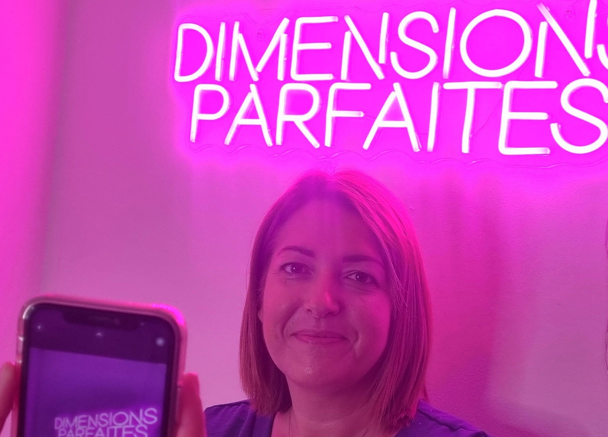 Client à Dimension Parfaite sous néon rose, Massy, Île-de-france, FR.