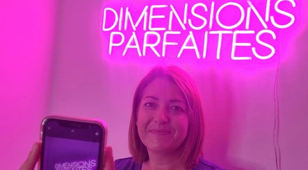 Client à Dimension Parfaite sous néon rose, Massy, Île-de-france, FR.