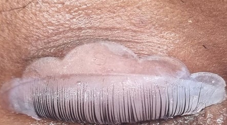 Traitement des cils innovant chez Dimension Parfaite à Massy, Île-de-France, FR, avec un coussin en forme de nuage.