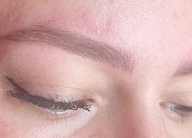 Sourcils bien définis après traitement à Dimension Parfaite, Massy, Île-de-France, FR.